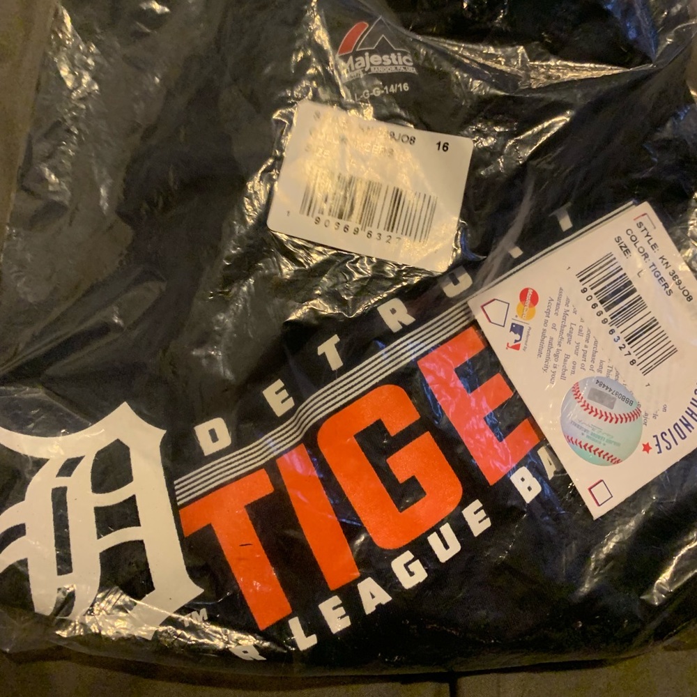 New Detroit Tigers shirt
Large, Navy, short sleeve
